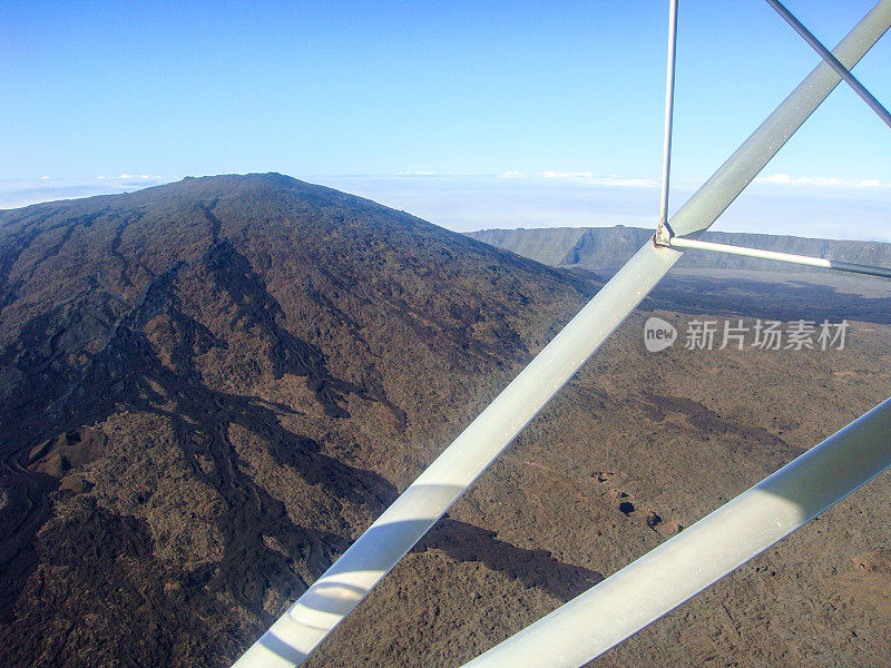 乌尔姆航班在留尼汪岛上空。火山Piton de la Fournaise的观点。